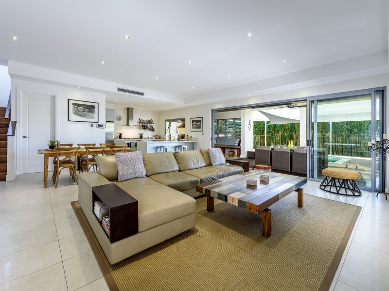 9 Plover Avenue, Paradise Point QLD 4216