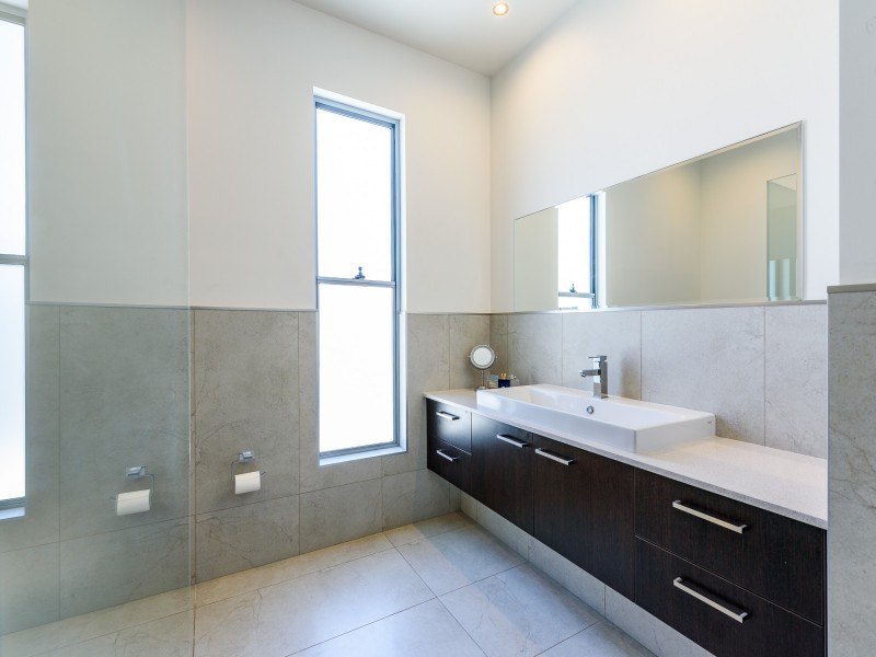 9 Plover Avenue, Paradise Point QLD 4216