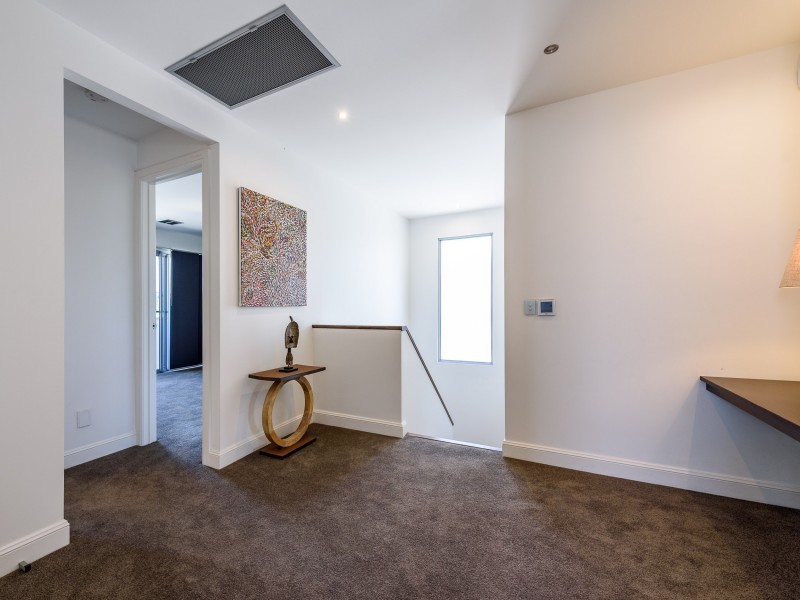 9 Plover Avenue, Paradise Point QLD 4216