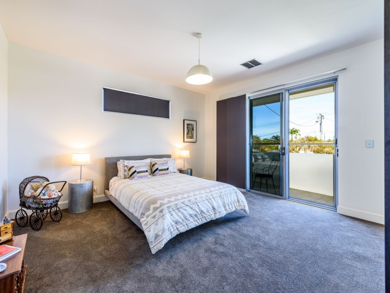 9 Plover Avenue, Paradise Point QLD 4216