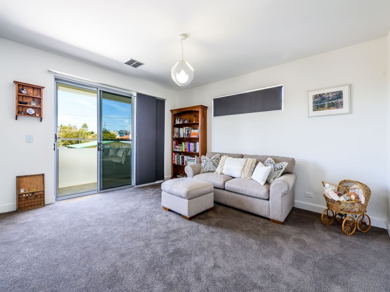 9 Plover Avenue, Paradise Point QLD 4216