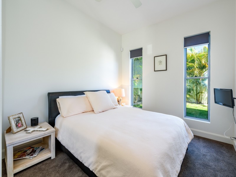 9 Plover Avenue, Paradise Point QLD 4216