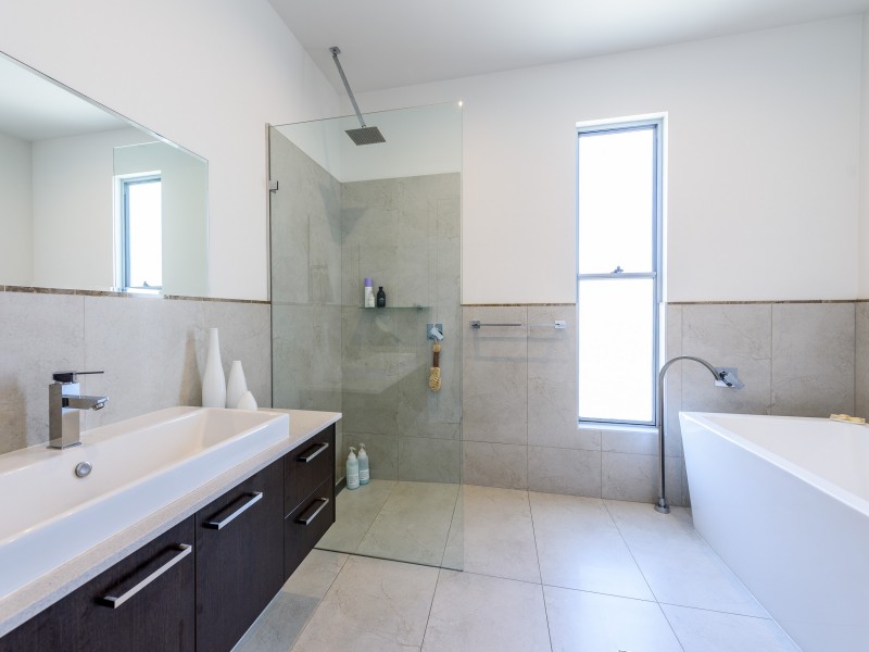 9 Plover Avenue, Paradise Point QLD 4216