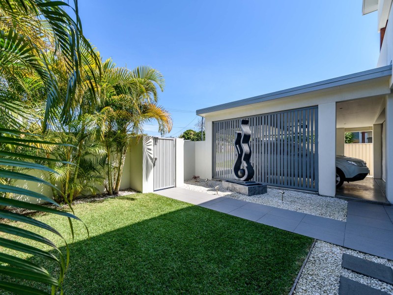 9 Plover Avenue, Paradise Point QLD 4216