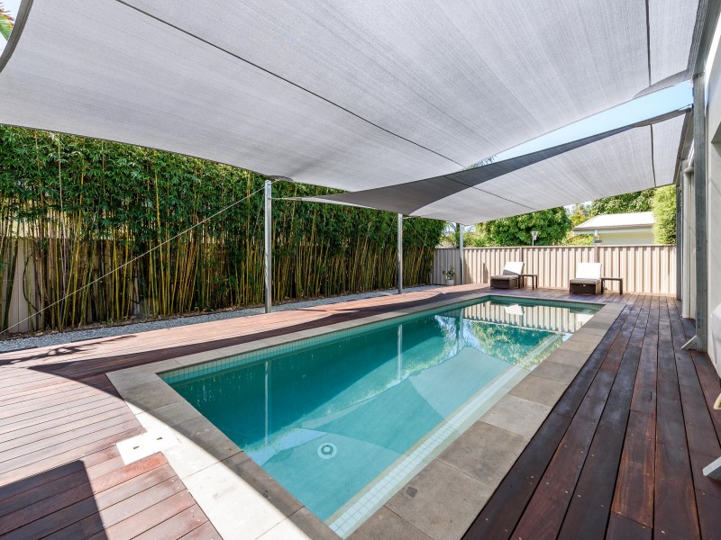 9 Plover Avenue, Paradise Point QLD 4216