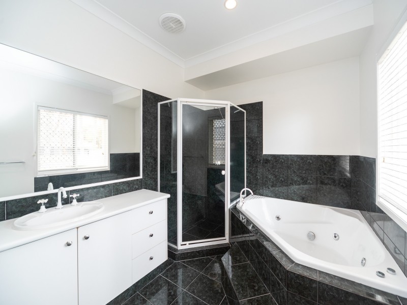26 Pearson Close, Arundel QLD 4214