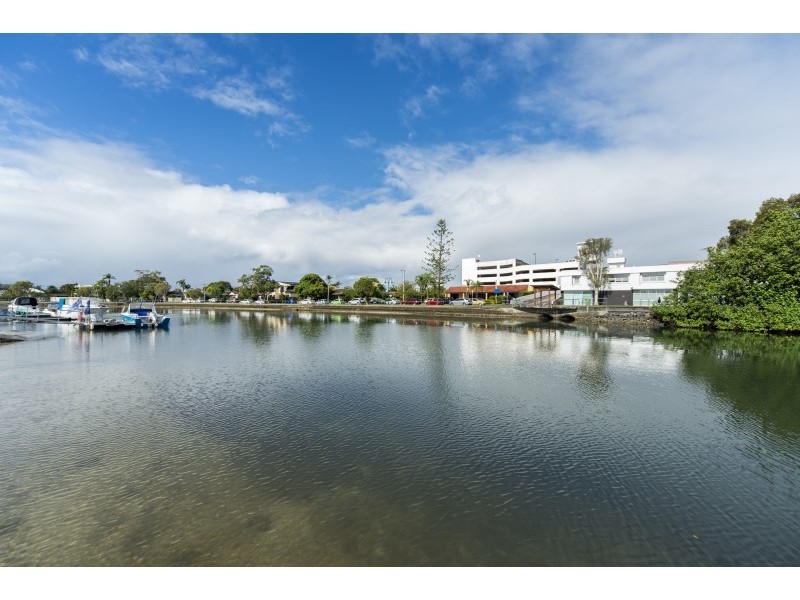 10 Vaggelas Crescent, Biggera Waters QLD 4216