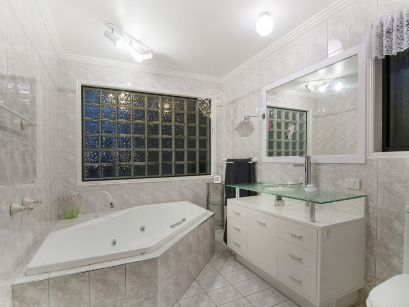 2 Glenwater Crescent, Helensvale QLD 4212