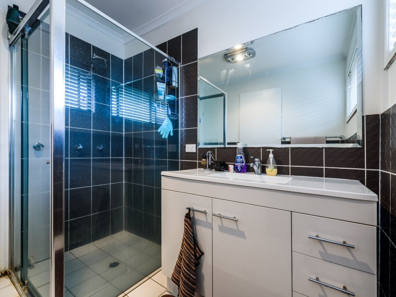 1/5 Robin Joy Close, Labrador QLD 4215