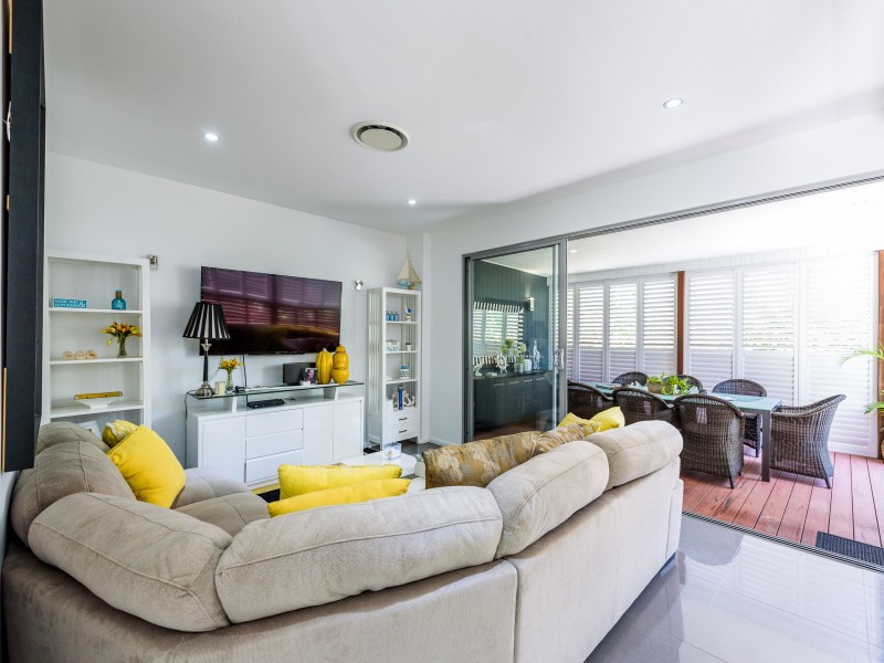 2/24 Drake Avenue, Paradise Point QLD 4216