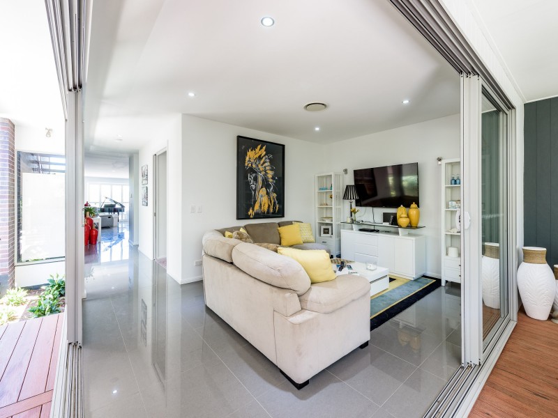2/24 Drake Avenue, Paradise Point QLD 4216