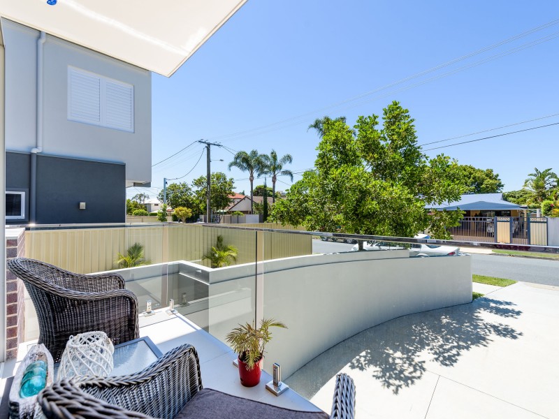 2/24 Drake Avenue, Paradise Point QLD 4216