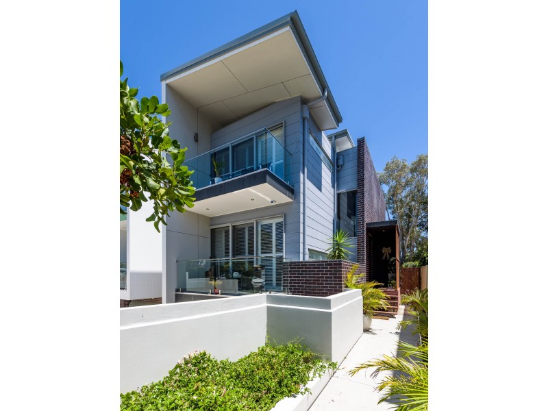 2/24 Drake Avenue, Paradise Point QLD 4216