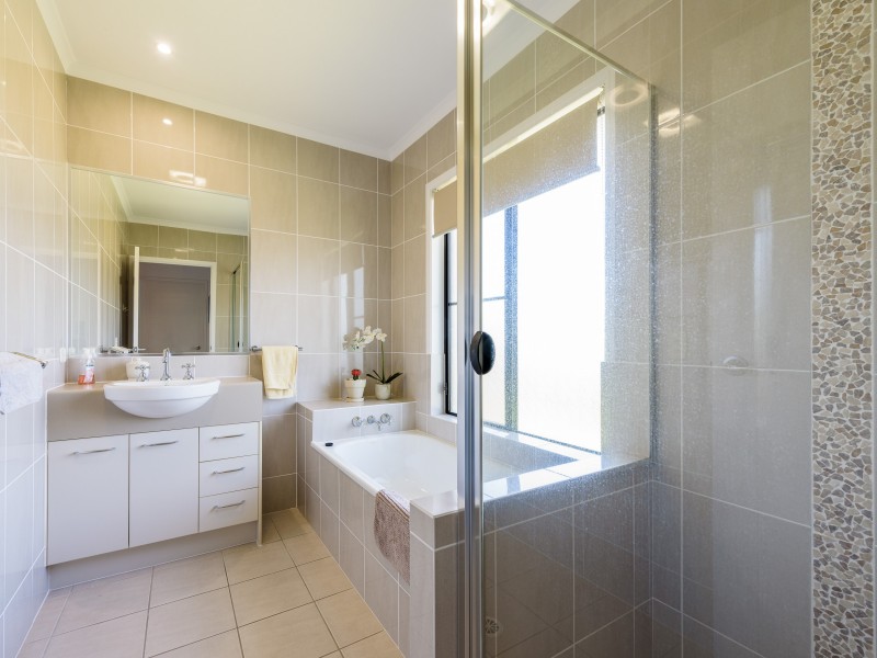 51 Hawkesbury Avenue, Pacific Pines QLD 4211