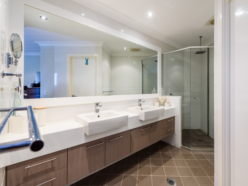 2/40 Middle Street, Labrador QLD 4215