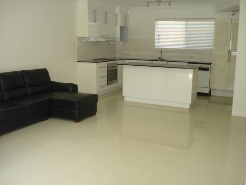 4/83 Bayview Street, Runaway Bay QLD 4216