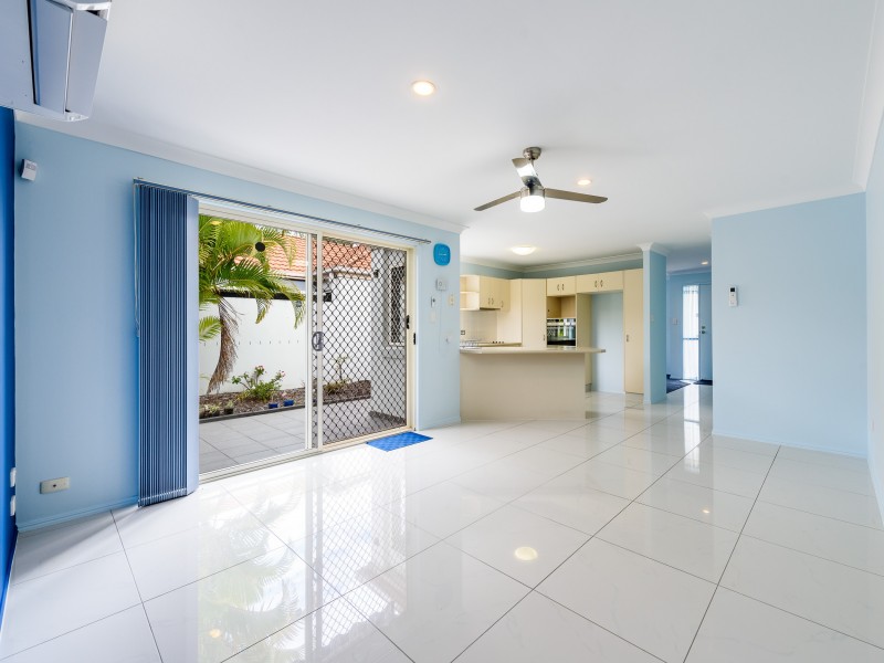 2/5 Chanell Close, Coombabah QLD 4216
