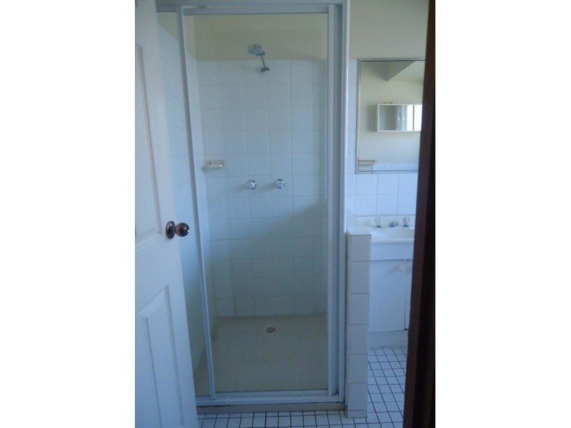 2/285 Government Road, Labrador QLD 4215