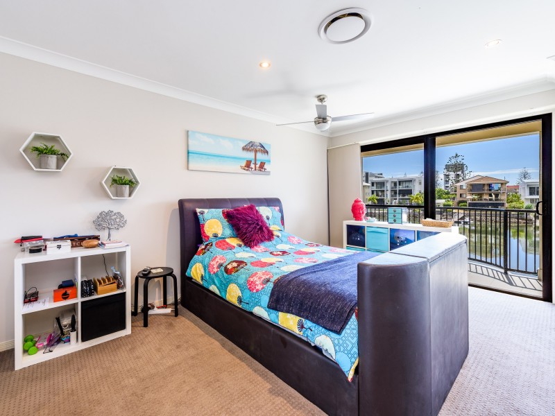 1/48 Vaggelas Crescent, Biggera Waters QLD 4216