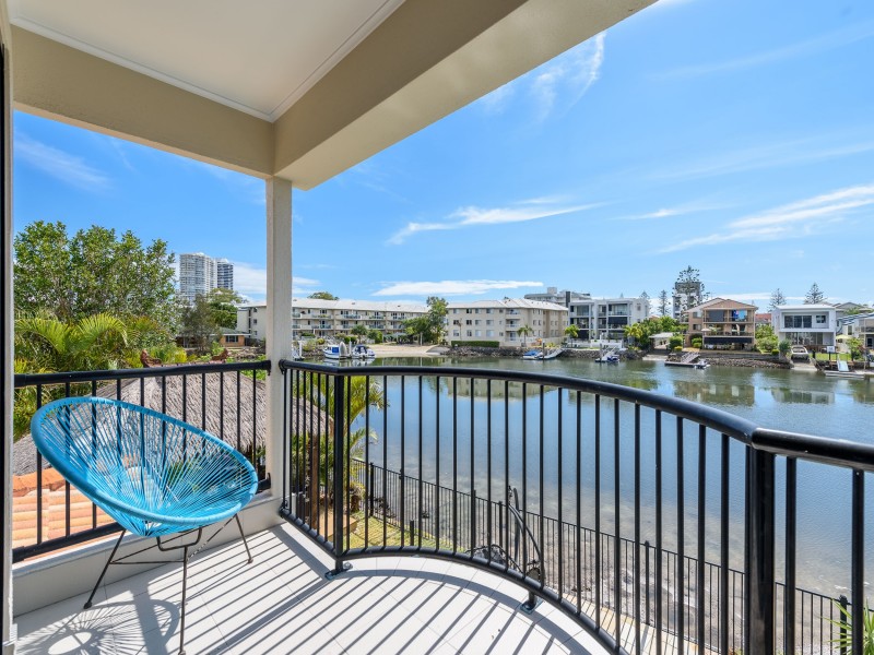 1/48 Vaggelas Crescent, Biggera Waters QLD 4216