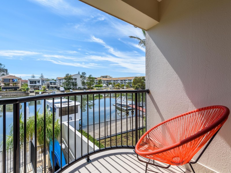 1/48 Vaggelas Crescent, Biggera Waters QLD 4216