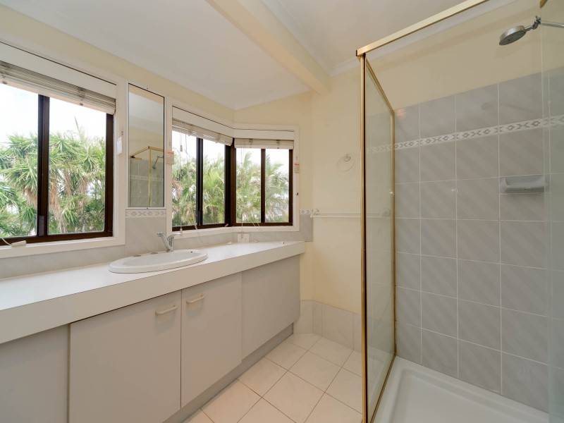 11 Walter Raleigh Crescent, Hollywell QLD 4216
