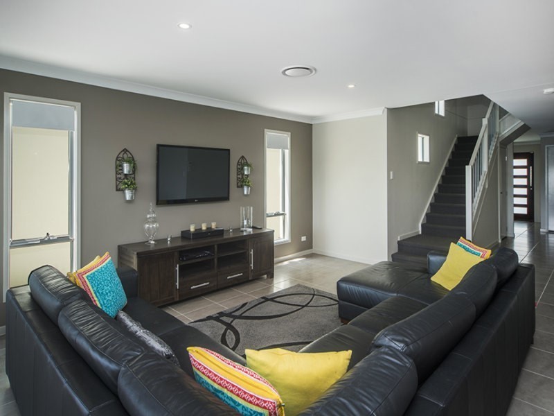 16 Onshore Place, Helensvale QLD 4212