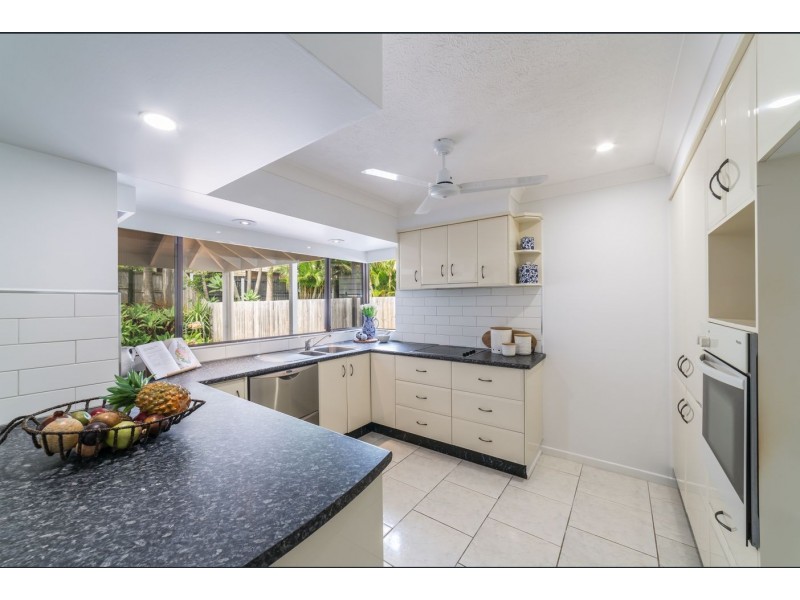 1 Bligh Court, Benowa QLD 4217