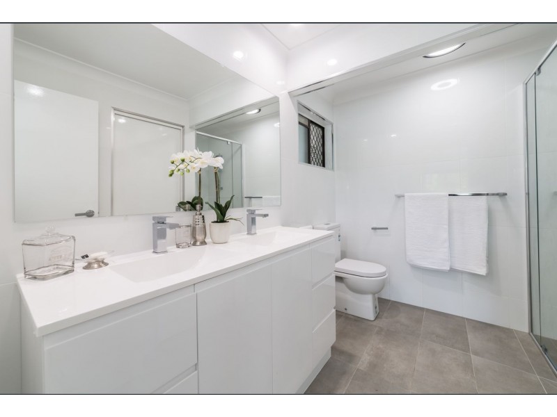 1 Bligh Court, Benowa QLD 4217