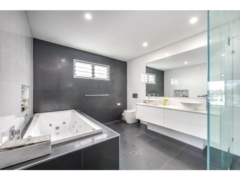 30 Lindsay Parade, Paradise Point QLD 4216