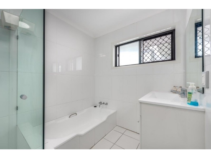 30 Lindsay Parade, Paradise Point QLD 4216