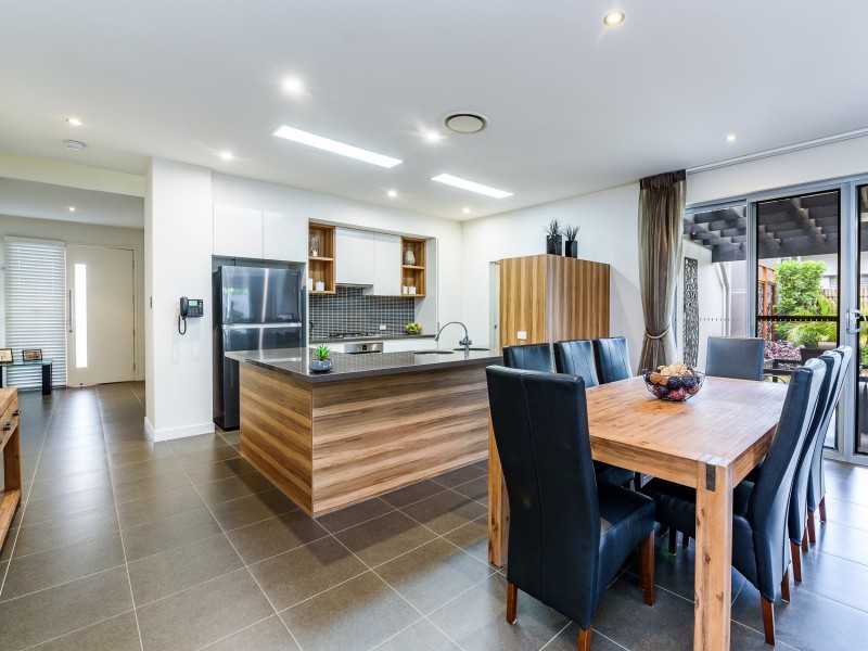 4 Osmium Lane, Hope Island QLD 4212