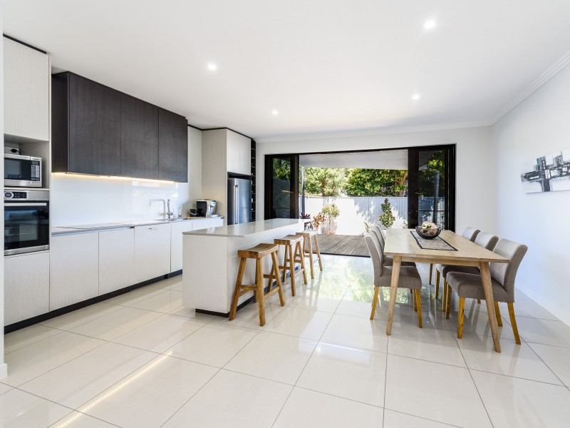 2/36 Scoter Avenue, Paradise Point QLD 4216