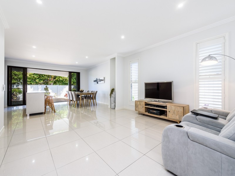 2/36 Scoter Avenue, Paradise Point QLD 4216