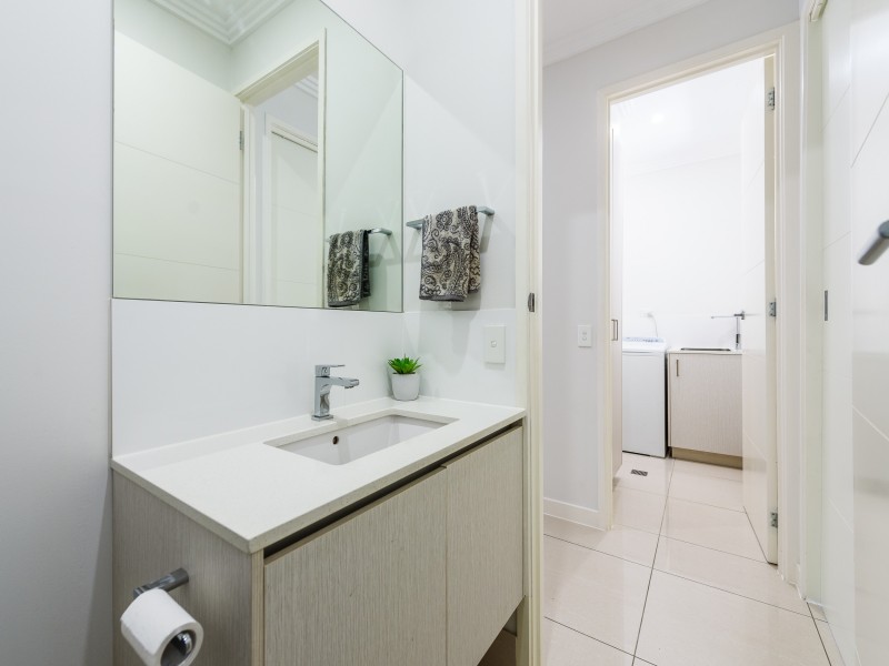 2/36 Scoter Avenue, Paradise Point QLD 4216