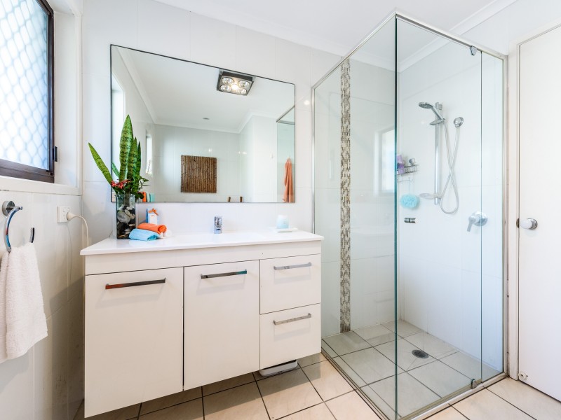 1/27 Errol Avenue, Paradise Point QLD 4216