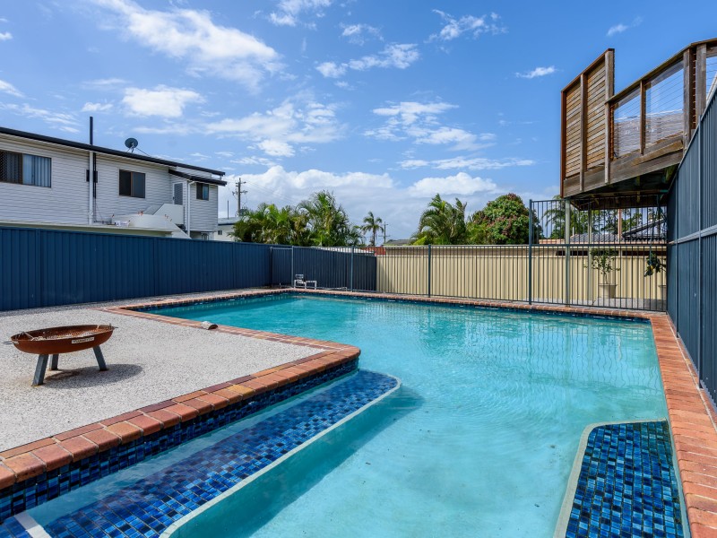 11 Robin Avenue, Paradise Point QLD 4216