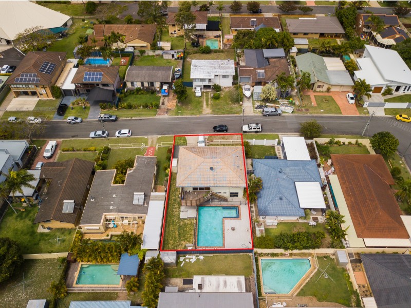 11 Robin Avenue, Paradise Point QLD 4216