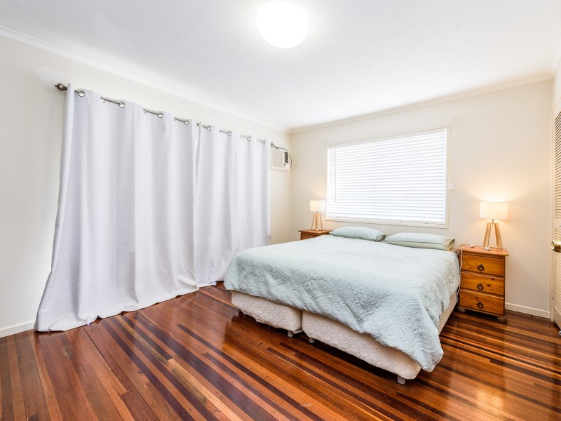 11 Robin Avenue, Paradise Point QLD 4216
