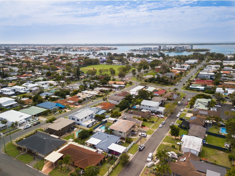 11 Robin Avenue, Paradise Point QLD 4216