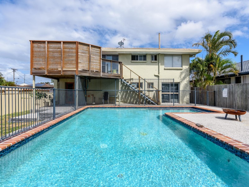 11 Robin Avenue, Paradise Point QLD 4216