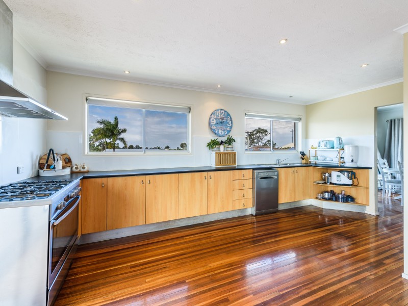 11 Robin Avenue, Paradise Point QLD 4216