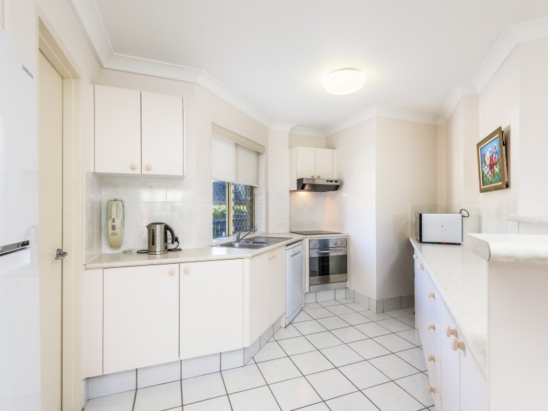 4/9 Errol Avenue, Paradise Point QLD 4216