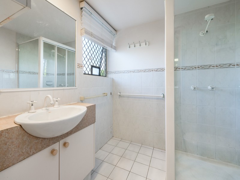 4/9 Errol Avenue, Paradise Point QLD 4216