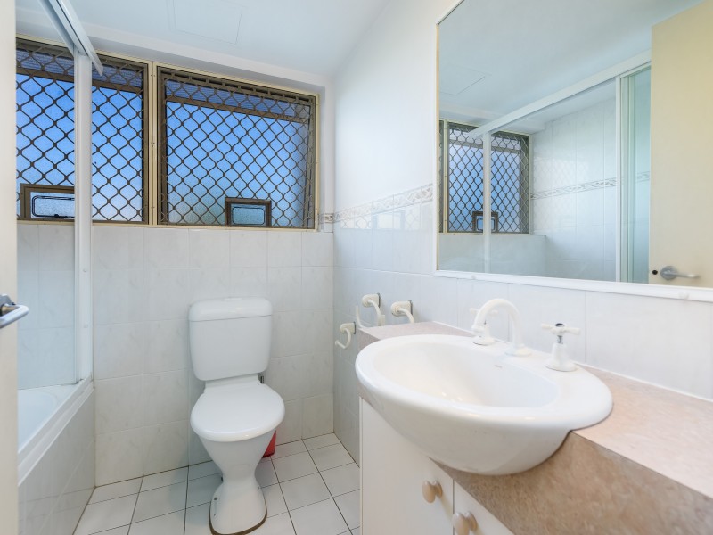 4/9 Errol Avenue, Paradise Point QLD 4216