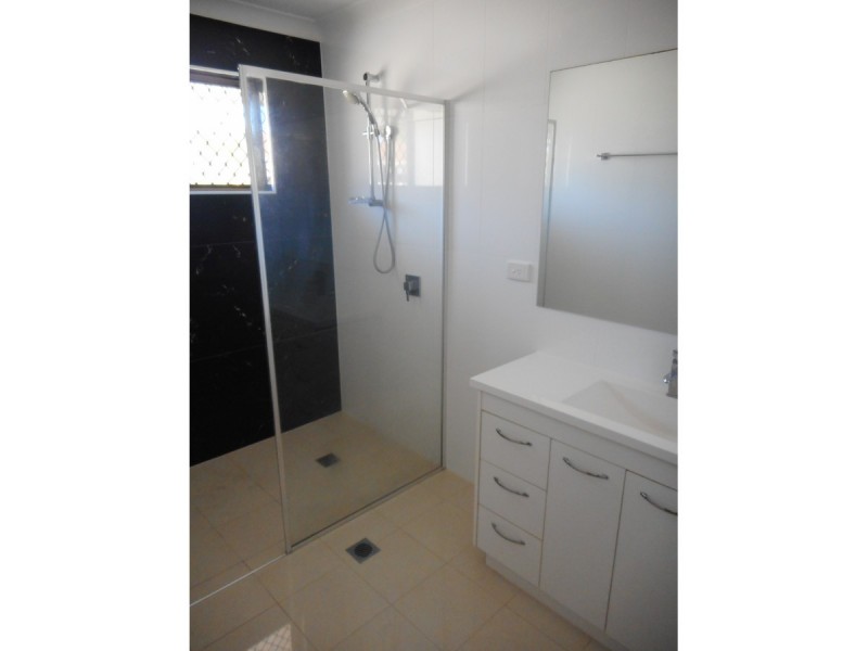 1/4 Stephanie Court, Labrador QLD 4215