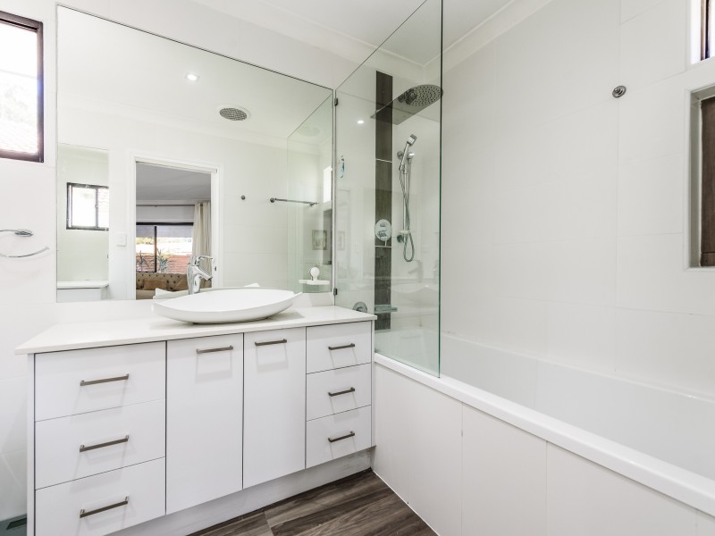 30 Sundown Drive, Paradise Point QLD 4216