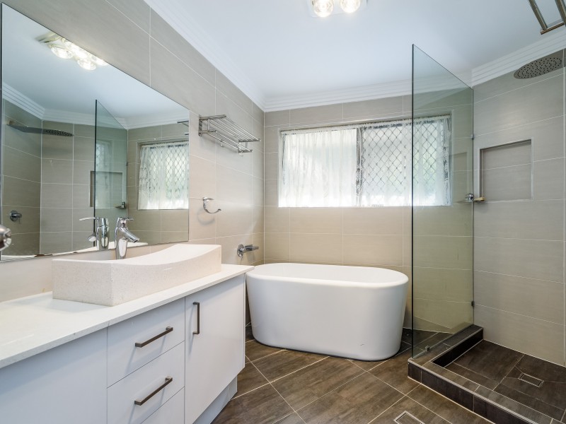 30 Sundown Drive, Paradise Point QLD 4216