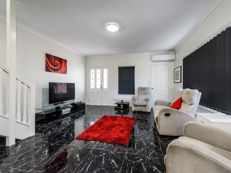 1/8 Rosalind Avenue, Paradise Point QLD 4216