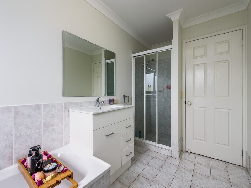 1/8 Rosalind Avenue, Paradise Point QLD 4216